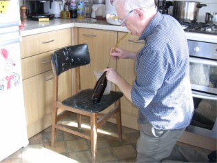 filling beer bottles with bottling stick